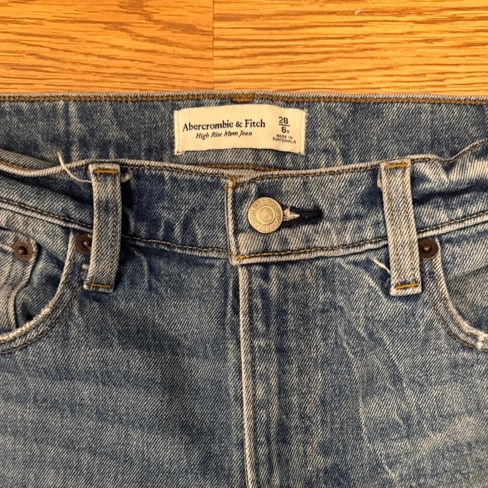 Abercrombie &Fitch High Rise Mom Jean Size 28 / 6 Regular